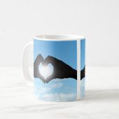 Hände in der Herz-Form-Silhouette auf blauem Kaffeetasse (Vorderseite Links)