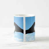 Hände in der Herz-Form-Silhouette auf blauem Kaffeetasse (Mittel)