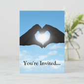 Hände in Herzform Silhouette auf blauem Himmel Einladung (Stehend Vorderseite)