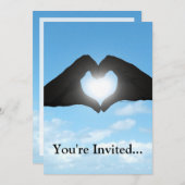 Hände in Herzform Silhouette auf blauem Himmel Einladung (Vorne/Hinten)