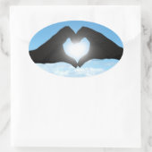 Hände in Herzform Silhouette auf blauem Himmel Ovaler Aufkleber (Tasche)