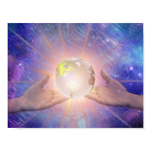 Hände mit einem Glühglocke.