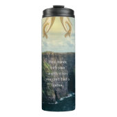 Hände mit Engeln halten Thermosbecher (Vorderseite)