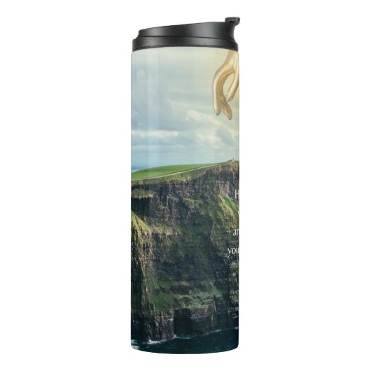 Hände mit Engeln halten Thermosbecher (Nach links gedreht)