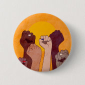 Hände mit Faust oben über der gelben Sonne aufgeha Button (Vorderseite)