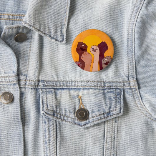 Hände mit Faust oben über der gelben Sonne aufgeha Button (Beispiel)
