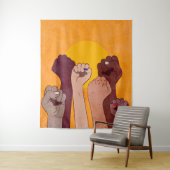 Hände mit Faust oben über der gelben Sonne aufgeha Wandteppich (Beispiel)