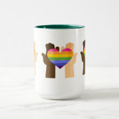 Hände mit Regenbogenherz Tasse (Zentrum)