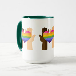Hände mit Regenbogenherz Tasse