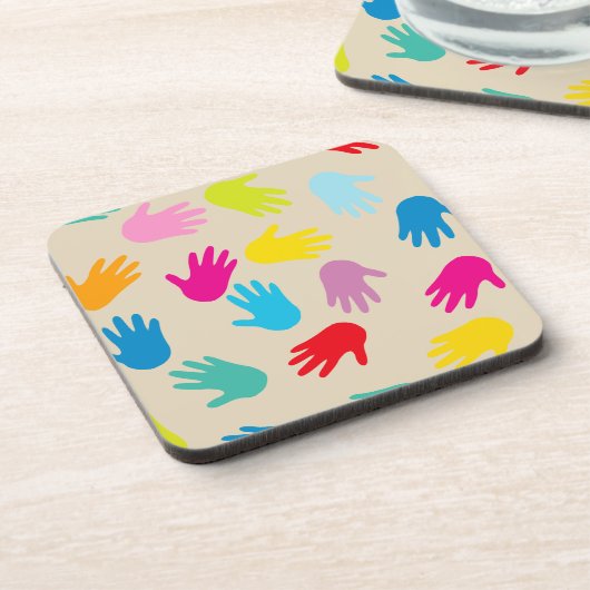 Hände rund um das Set des Untersetzer (Linke Seite)