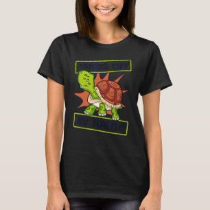 Hände von meinen Schildkrötenschmerzen mit rotem O T-Shirt