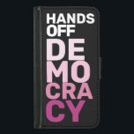 Hände weg von der Demokratie - schwarz-rosa Protes Geldbeutel Hülle Für Das Samsung Galaxy S5<br><div class="desc">Aus Frustration, Widerstandskraft und Entschlossenheit der Menschen, die gegen Unterdrückung stehend sind, versucht dieses Design, die Stimmen derjenigen zu verstärken, die für zivile Rechte, Gleichheit und Gerechtigkeit kämpfen. Ich bin eine quee Unternehmerin. Ich verstehe, wie wichtig es ist, sich für marginalisierte Gemeinschaften einzusetzen. Ich bin entschlossen, diese Plattform zu nutzen,...</div>