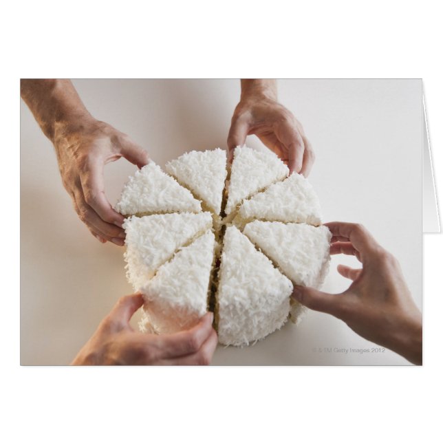 Hände ziehen Scheiben vom Kuchen (Vorderseite (Horizontal))