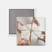 Hände ziehen Scheiben vom Kuchen Magnet (Vorderseite/Rückseite)
