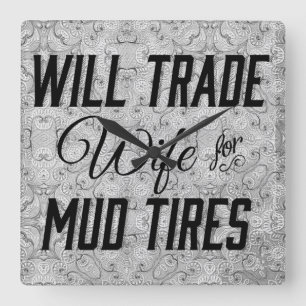 Handelt Ehefrau für Schlamm-Reifen auf silbernem Quadratische Wanduhr