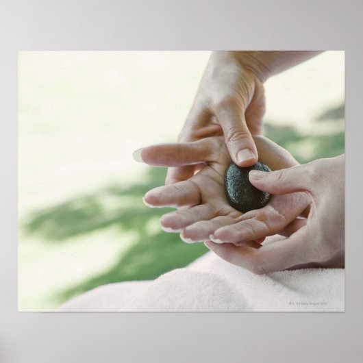 Händemassage mit heißen Steinen Poster (Vorne)