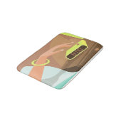 Händeschalten auf den Knopf Wecker-Schlummertaste Badematte (Schrägansicht)