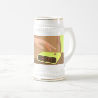 Händeschalten auf den Knopf Wecker-Schlummertaste