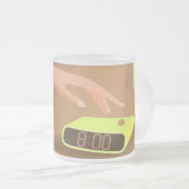 Händeschalten auf den Knopf Wecker-Schlummertaste Mattglastasse (VorderseiteRechts)