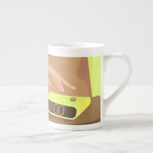 Händeschalten auf den Knopf Wecker-Schlummertaste Porzellantasse