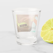 Händeschalten auf den Knopf Wecker-Schlummertaste Schnapsglas (Rückseite)