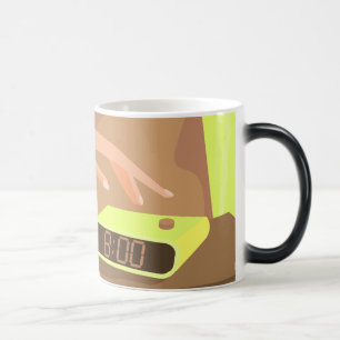 Händeschalten auf den Knopf Wecker-Schlummertaste Verwandlungstasse