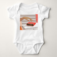 Händeschalten der Frauen auf den Knopf für den Wec