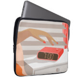 Händeschalten der Frauen auf den Knopf für den Wec Laptopschutzhülle (Vorne Rechts)