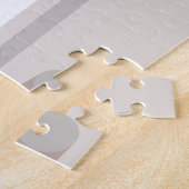 Händeschalten der Frauen auf den Knopf für den Wec Puzzle (Seite)