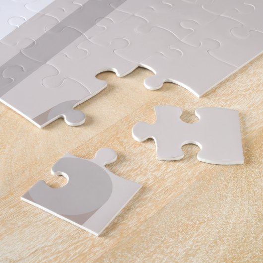 Händeschalten der Frauen auf den Knopf für den Wec Puzzle (Seite)