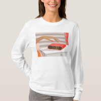 Händeschalten der Frauen auf den Knopf für den Wec