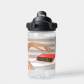 Händeschalten der Frauen auf den Knopf für den Wec Trinkflasche (Rückseite)