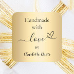 Handgefertigt mit Liebe-Goldname Quadratischer Aufkleber<br><div class="desc">Ein Imitat mit goldfarbenem Hintergrund,  schwarzer Text. Personalisieren Sie Ihren Namen und fügen Sie ihn hinzu. Mit dem Text: Handmade mit Liebe,  von   ein kleines Herz.</div>