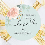 Handgefertigt mit Liebe Rose Gold blumengrün Runder Aufkleber<br><div class="desc">Ein brauner Hintergrund. Dekoriert mit grüner,  wasserfarbener Rose Gold und rot rosa Blüte,  Rose,  Eukalyptus-Blätter,  Sprigs,  Grün,  Imitate goldene Blätter. Personalisieren Sie Ihren Namen und fügen Sie ihn hinzu. Mit dem Text: Handmade mit Liebe,  von   ein kleines Herz.</div>