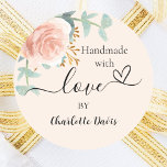 Handgefertigt mit Liebe Rose Gold Blumenpfirsiche Runder Aufkleber<br><div class="desc">Stilvoll pfirsichfarbener Hintergrund. Dekoriert mit grüner,  wasserfarbener Rose Gold und rot rosa Blüte,  Rose,  Eukalyptus-Blätter,  Sprigs,  Grün,  Imitate goldene Blätter. Personalisieren Sie Ihren Namen und fügen Sie ihn hinzu. Mit dem Text: Handmade mit Liebe,  von   ein kleines Herz.</div>