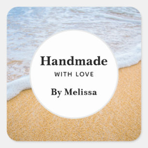 Handgefertigt mit Liebe Sandy Beach mit Foamy Surf Quadratischer Aufkleber