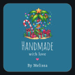 Handgefertigt mit Liebe Tropical Christmas Palm Tr Quadratischer Aufkleber<br><div class="desc">Handgefertigt mit Liebe-Aufklebern mit saisonalem Urlaubsimage. Eine tropische Palme,  die mit festlichen Lichtern dekoriert ist und auf der ein Stern steht. Ein riesiger,  rot-weißer Bonbons,  der aus dem Sand ragt. Weihnachten präsentiert sich unter dem Baum. Whimsical und lustig.</div>