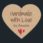 Handgefertigt mit Liebe von individuelle Name Kraf Herz-Aufkleber<br><div class="desc">Herzförmige Aufkleber mit dem Text "Handmade with Liebe" und Ihr individuelle Name in dunkelbraun und zwei rote Herzen auf einem gedruckten Kraftpapier aussehen Hintergrund.</div>