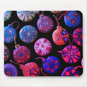 Handgefertigte Keramik-Ornamente auf einem Compute Mousepad
