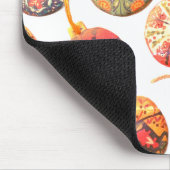 Handgefertigte Keramik-Ornamente auf einem Compute Mousepad (Ecke)