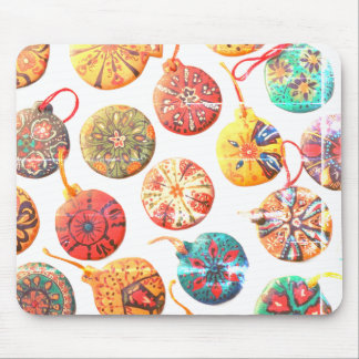 Handgefertigte Keramik-Ornamente auf einem Compute Mousepad