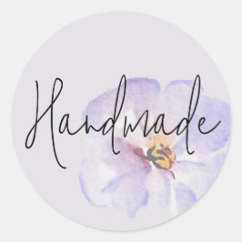 Handgefertigte zarte lavendelblaue Aquarellblume Runder Aufkleber