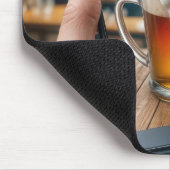Handgehaltenes Bier auf Smartphone Mousepad (Ecke)