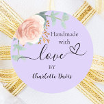 Handgemachte Liebe Rose Gold Blütenviolett Runder Aufkleber<br><div class="desc">Ein Lavendel mit violettem Hintergrund. Dekoriert mit grüner,  wasserfarbener Rose Gold und rot rosa Blüte,  Rose,  Eukalyptus-Blätter,  Sprigs,  Grün,  Imitate goldene Blätter. Personalisieren Sie Ihren Namen und fügen Sie ihn hinzu. Mit dem Text: Handmade mit Liebe,  von   ein kleines Herz.</div>