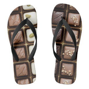 Handgemachte Luxusschokolade in einem Kasten Badesandalen