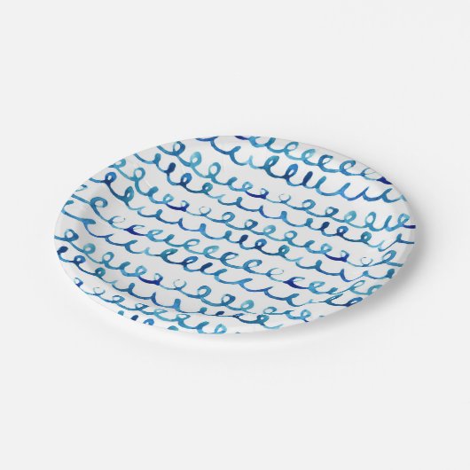Handgemalt blaues Watercolor Wavy-Muster Pappteller (Schrägansicht)