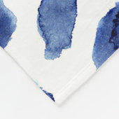 Handgemalte, blaue Aquarellsteine. Fleecedecke (Ecke)