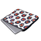 Handgemalte Blume, rot und blau. Laptopschutzhülle (Vorne Knopf)