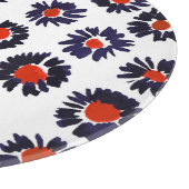 Handgemalte Blume, rot und blau. Schneidebrett (Ecke)