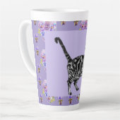 Handgemalte Lila Tabby Katzenblüte Latte Tasse (Linke Ecke)